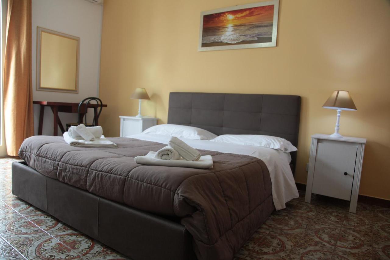 B&B Amelie Lecce Bagian luar foto