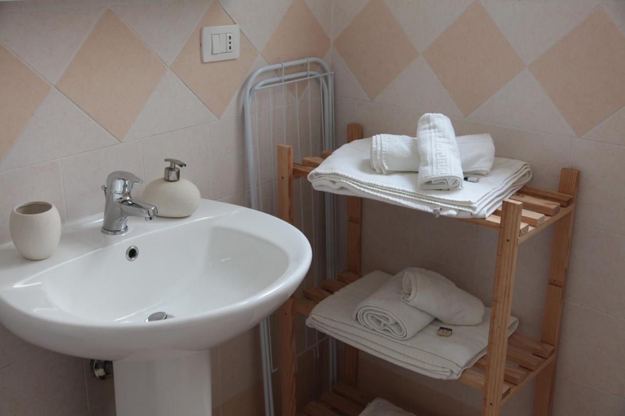 B&B Amelie Lecce Bagian luar foto