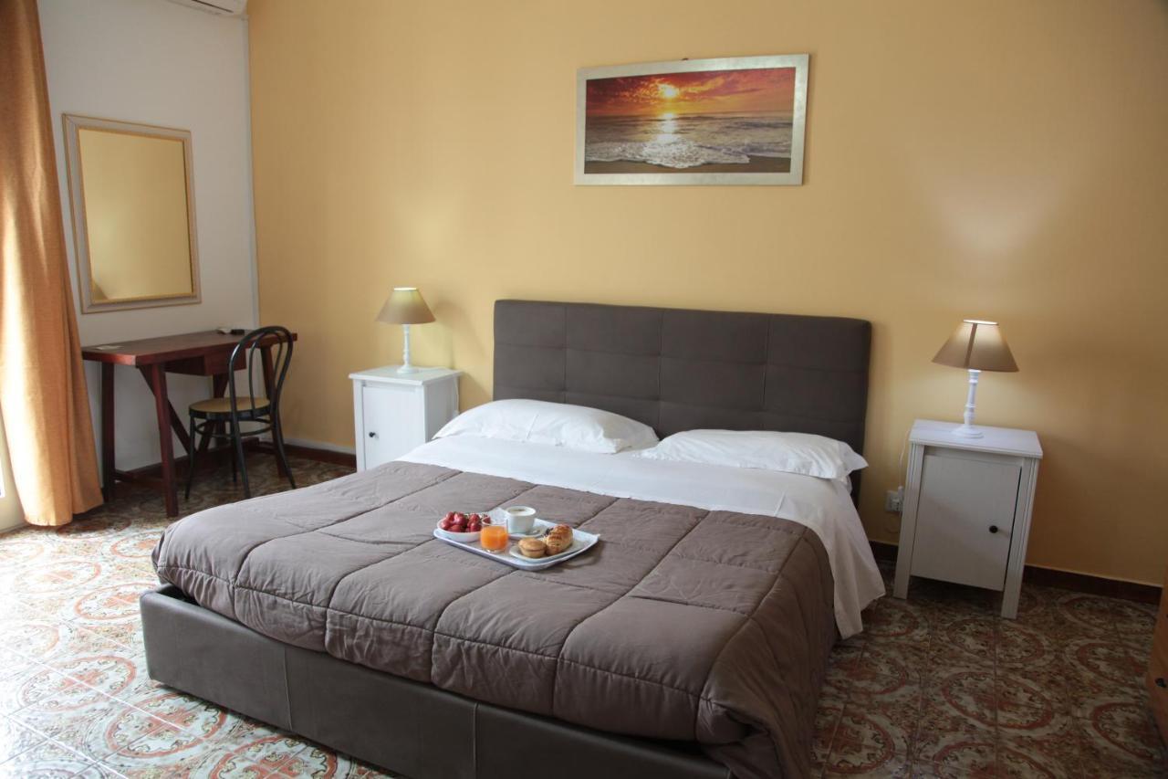 B&B Amelie Lecce Bagian luar foto