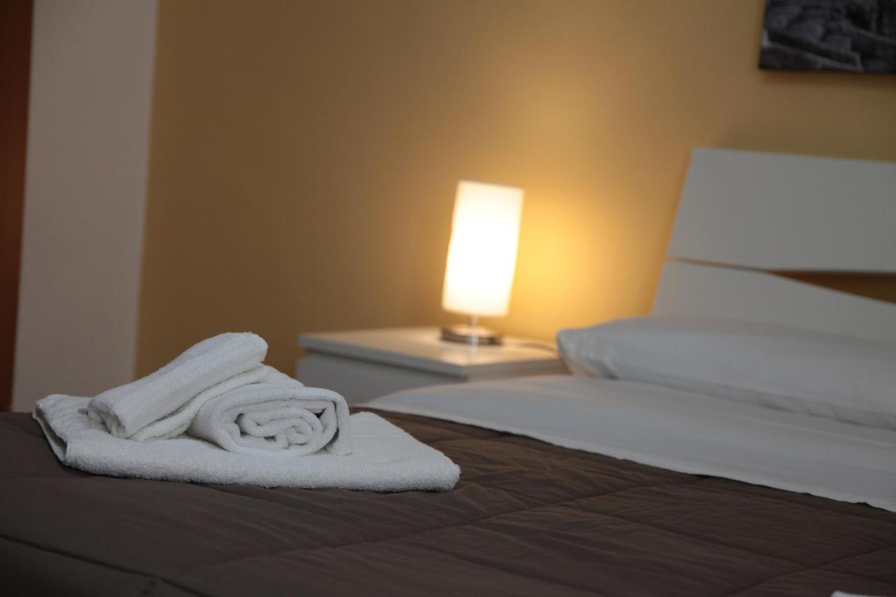 B&B Amelie Lecce Bagian luar foto
