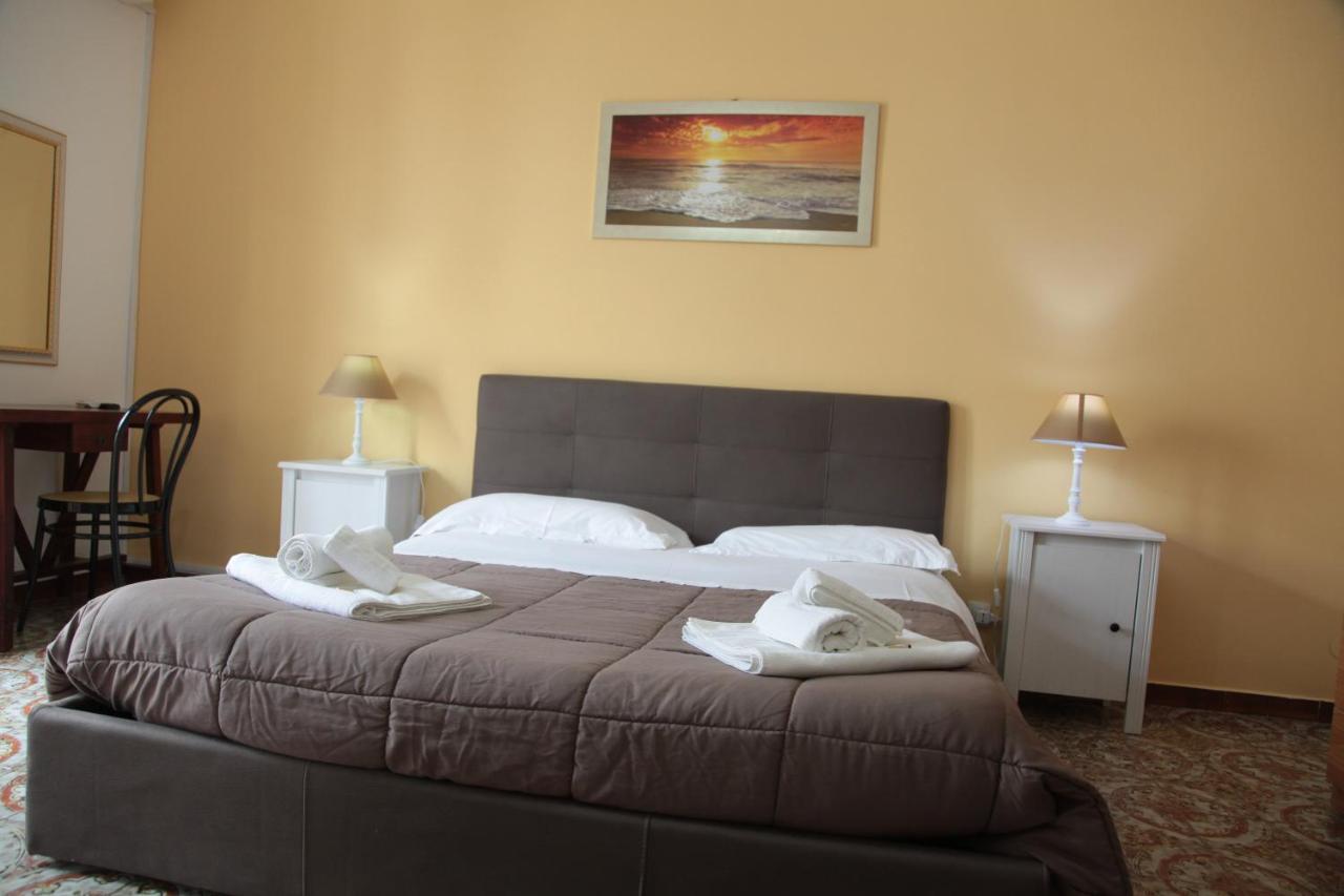 B&B Amelie Lecce Bagian luar foto