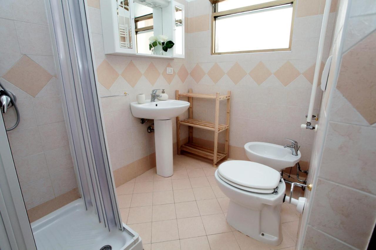 B&B Amelie Lecce Bagian luar foto